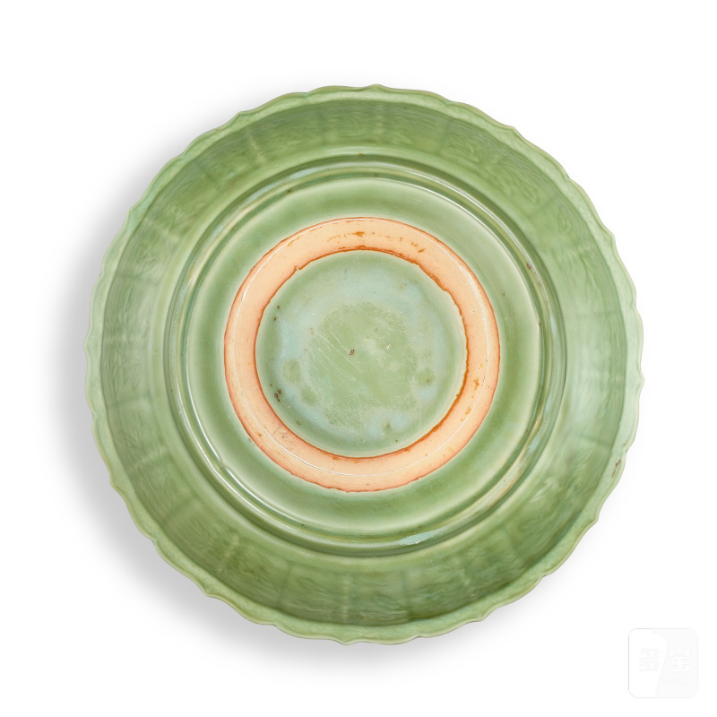 A Longquan celadon-glazed 'crab apple' charger, Ming dynasty | 明 龍泉窰青釉海紅紋花口大盤 - 图2